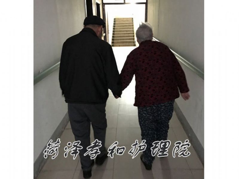 与老人一起过年发礼物