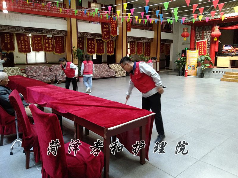 菏投集团永恒热力志愿分队来我院慰问老人义务劳动