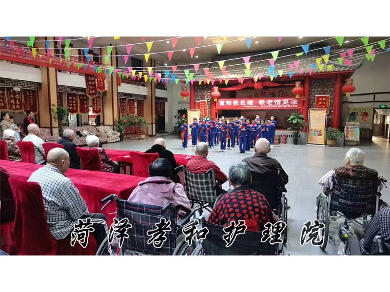 菏泽市鲁西新区八一路小学志愿队慰问老人精彩演出