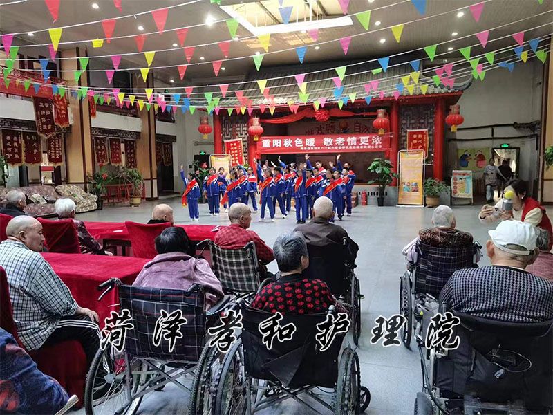 菏泽市鲁西新区八一路小学志愿队慰问老人精彩演出