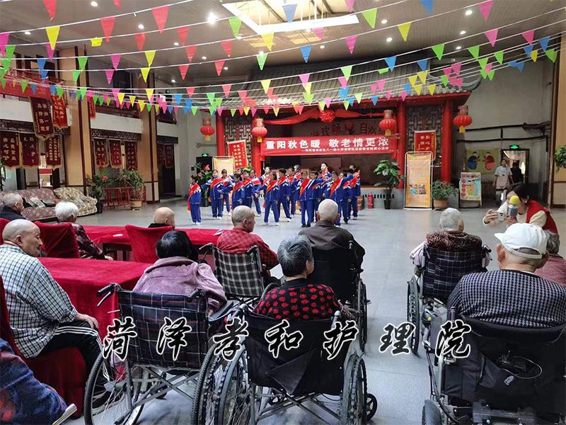 菏泽市鲁西新区八一路小学志愿队慰问老人精彩演出